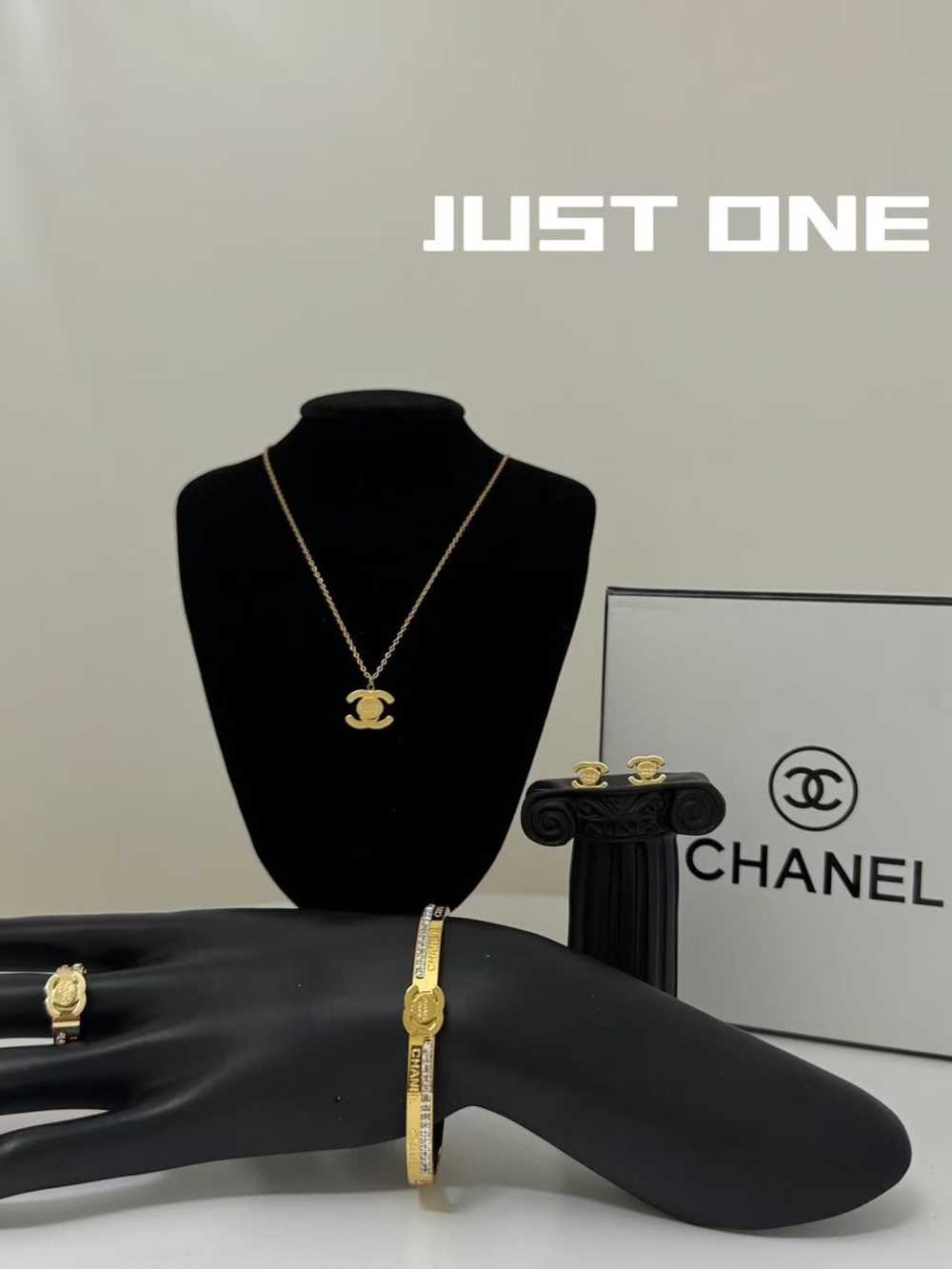 SHEIN Gold-Tone Interlocking Pendant Necklace